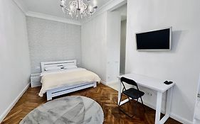 Kyiv Old Town Apartment Near Golden Gate